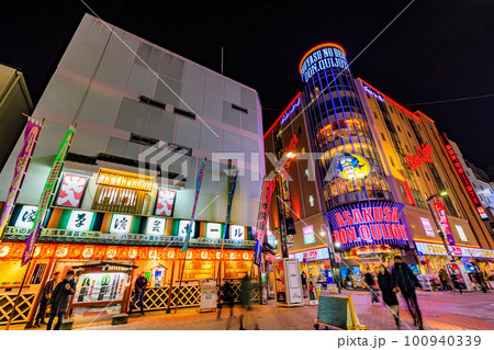 東京　台東区　浅草　夜の六区ブロードウェイ商店街 100940339