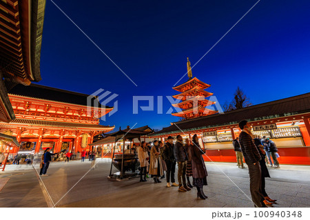 東京　台東区　浅草　夜の浅草寺　宝蔵門と五重塔 100940348
