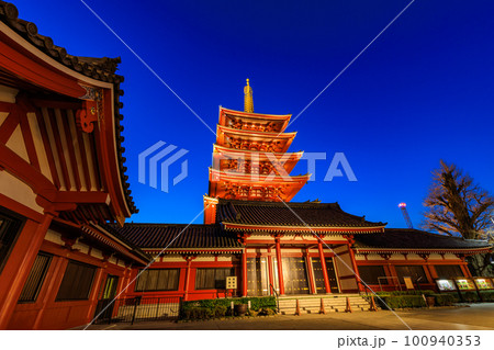 東京　台東区　浅草　夜の浅草寺　ライトアップされた五重塔 100940353