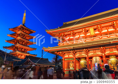 東京　台東区　浅草　夜の浅草寺　宝蔵門と五重塔 100940355
