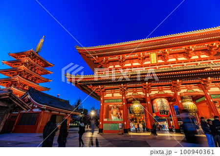 東京 台東区 浅草 夜の浅草寺 宝蔵門と五重塔 東京 台東区 浅草 夜の浅草寺 宝蔵門と五重塔 100940361