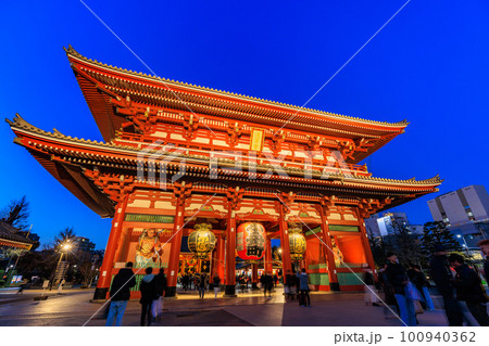 東京 台東区 浅草 夜の浅草寺 ライトアップされた宝蔵門 東京 台東区 浅草 夜の浅草寺 ライトアップされた宝蔵門 100940362