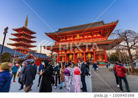 東京 台東区 浅草 夕暮れの浅草寺 宝蔵門と五重塔 東京 台東区 浅草 夕暮れの浅草寺 宝蔵門と五重塔 100940366