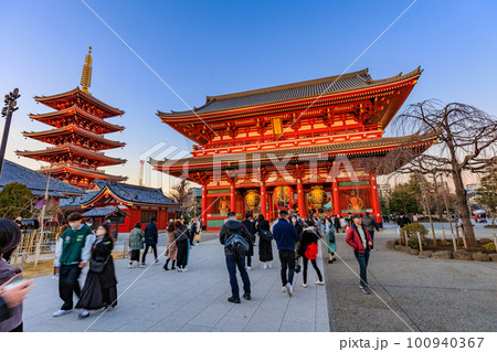 東京 台東区 浅草 夕暮れの浅草寺 宝蔵門と五重塔 東京 台東区 浅草 夕暮れの浅草寺 宝蔵門と五重塔 100940367