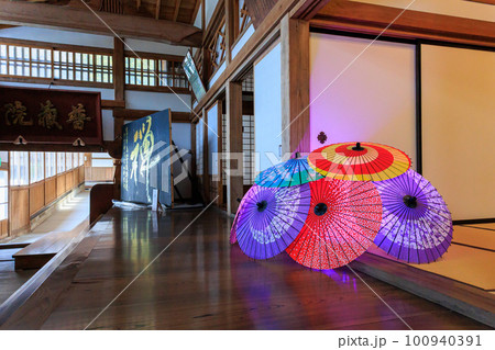 【石川県】總持寺祖院の和傘と回廊 100940391
