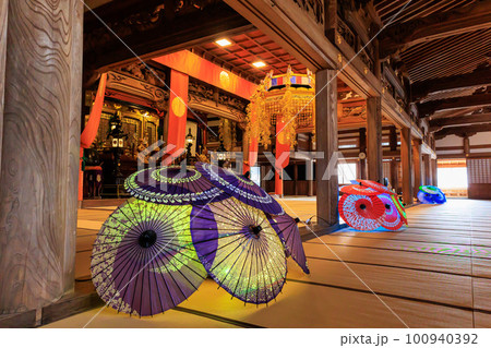 【石川県】總持寺祖院の拝殿と和傘 【石川県】總持寺祖院の拝殿と和傘 100940392