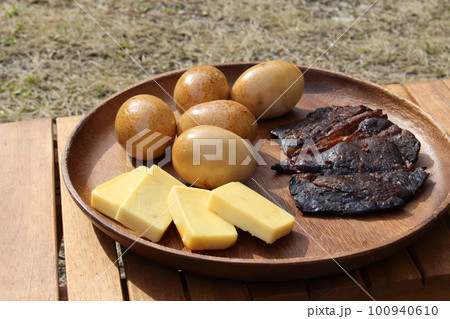 キャンプで食べる燻製卵とチーズとジャーキー 100940610