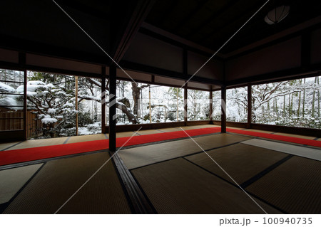 宝泉院の雪の額縁庭園 100940735