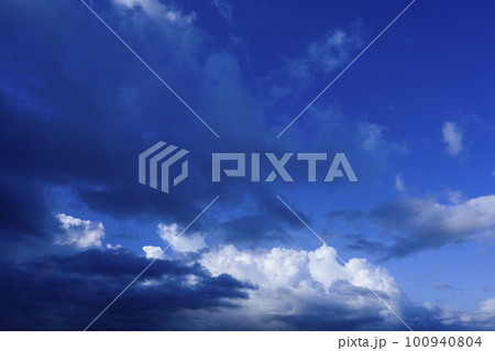青い夏空と雲 青い夏空と雲 100940804