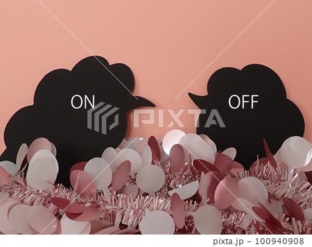 吹き出しにonとoffの単語、キラキラの背景 100940908