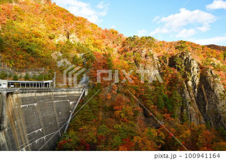 大倉ダムから紅葉を望む（宮城県） 100941164
