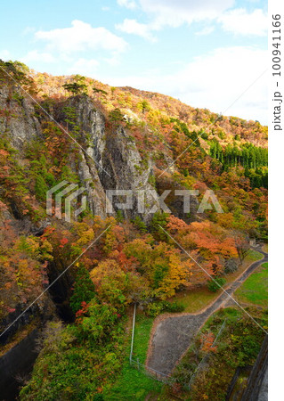 大倉ダムから紅葉を望む（宮城県） 100941166