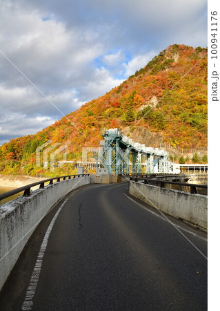 大倉ダムから紅葉を望む（宮城県） 100941176