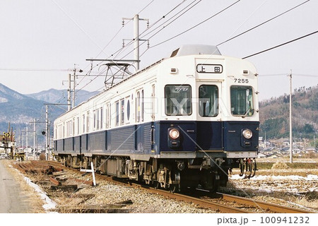 上田へ向けて別所線をゆく上田電鉄7200系 100941232