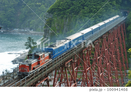 山陰本線　鎧ー餘部　JR西日本　DD51-1188（宮原）＋24系（田町）　出雲 100941408