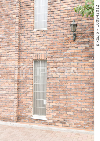 窓のあるレンガの壁 100942012
