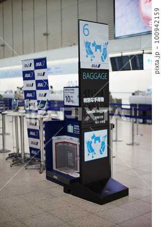 空港のチケットカウンター前の手荷物チェックサイン 空港のチケットカウンター前の手荷物チェックサイン 100942159