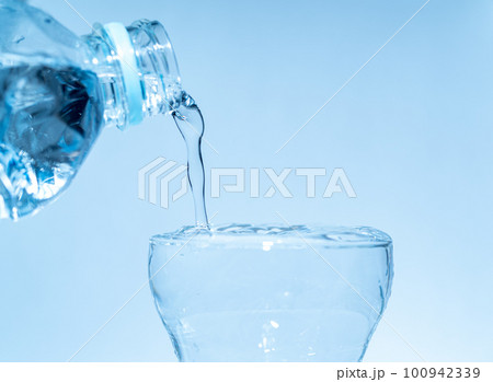コップに水を注ぐ コップに水を注ぐ 100942339