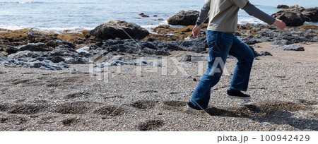 砂浜を歩く 砂浜を歩く 100942429