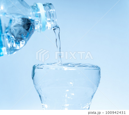 コップに水を注ぐ 100942431