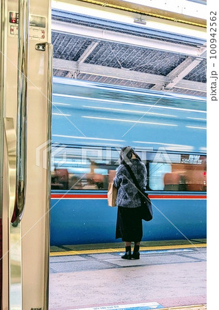 【海老名市】雪の降る駅 100942562