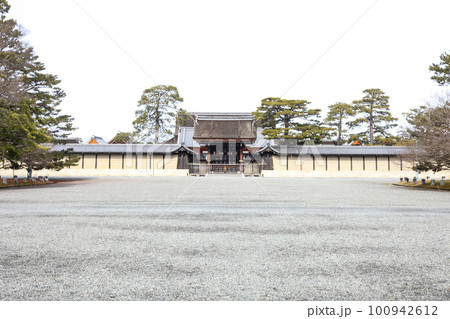 京都御所の建礼門 100942612
