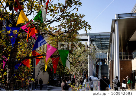 晴れの日にショッピングモール 晴れの日にショッピングモール 100942693