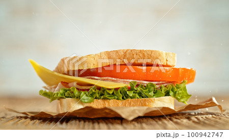 Sandwich with lettuce, tomato, ham and cheese 100942747
