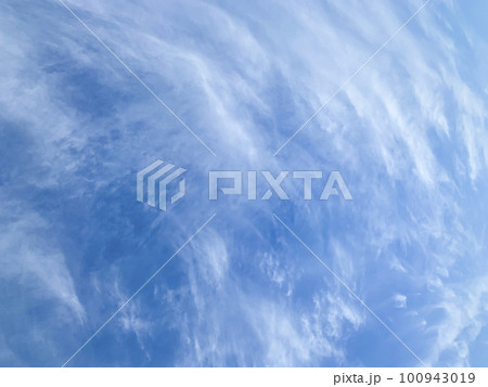 青空に白い雲 100943019