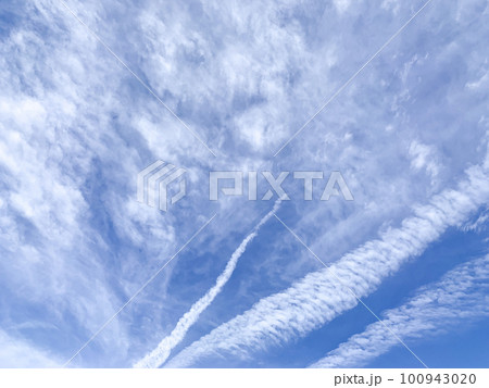 青空に白い雲 青空に白い雲 100943020