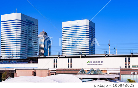 海浜幕張駅 の 青空 を 背景 にした 外観 【 幕張新都心 の 風景 】 海浜幕張駅 の 青空 を 背景 にした 外観 【 幕張新都心 の 風景 】 100943028