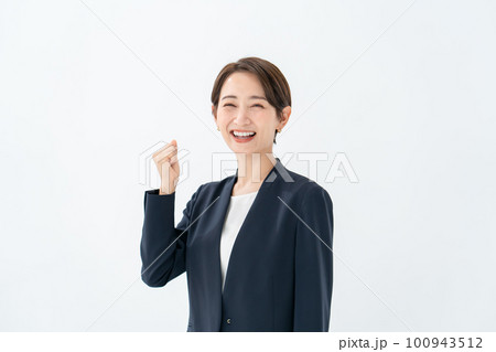 ビジネス 女性 ガッツポーズ ビジネス 女性 ガッツポーズ 100943512