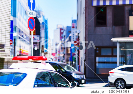 パトカー と 都市 の 風景 【 警察 による 街 の 治安維持 の イメージ 】 パトカー と 都市 の 風景 【 警察 による 街 の 治安維持 の イメージ 】 100943593