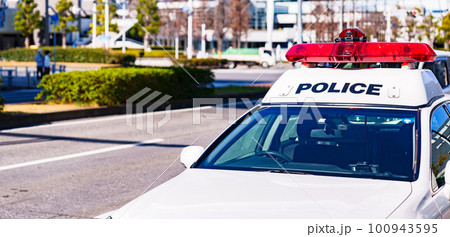 パトカー と 都市 の 風景 【 警察 による 街 の 治安維持 の イメージ 】 100943595