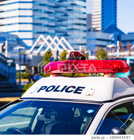 パトカー と 都市 の 風景 【 警察 による 街 の 治安維持 の イメージ 】 パトカー と 都市 の 風景 【 警察 による 街 の 治安維持 の イメージ 】 100943597