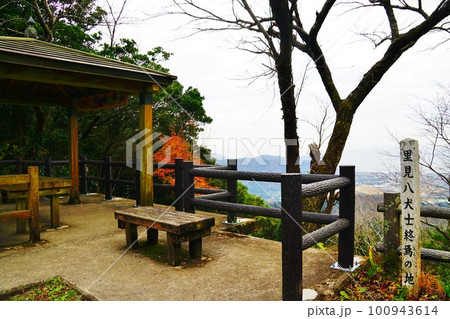 千葉　南房総　富山南峰近くの東屋 100943614