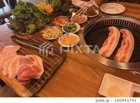テーブルにならんだお肉と韓国料理 テーブルにならんだお肉と韓国料理 100943741