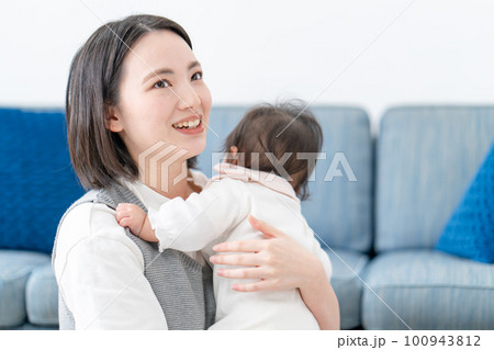 赤ちゃんを抱っこするママ 赤ちゃんを抱っこするママ 100943812