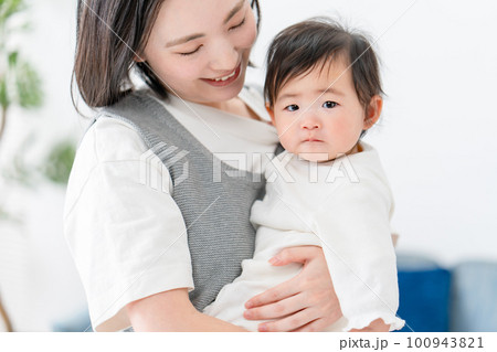 赤ちゃんを抱っこするママ 赤ちゃんを抱っこするママ 100943821