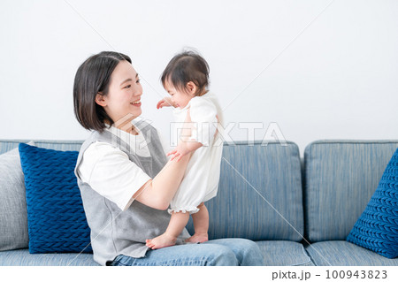 赤ちゃんを抱っこするママ 100943823