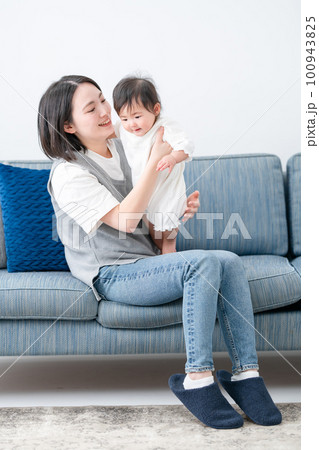 赤ちゃんを抱っこするママ 100943825