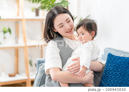 赤ちゃんを抱っこするママ 赤ちゃんを抱っこするママ 100943830