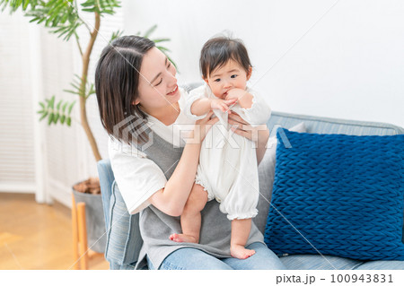 赤ちゃんを抱っこするママ 赤ちゃんを抱っこするママ 100943831