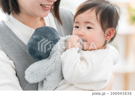 赤ちゃんを抱っこするママ 100943838