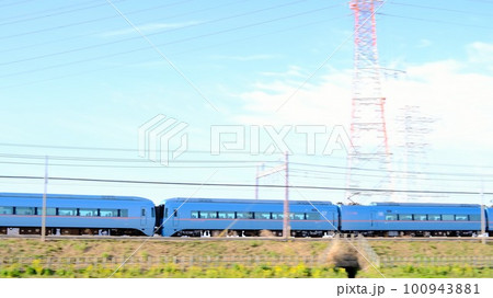 【伊勢原市/秦野市】新駅予定地を走り抜けるロマンスカー 100943881