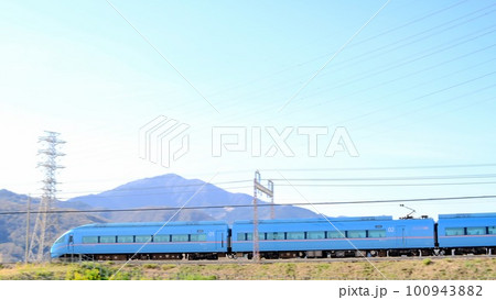 【伊勢原市/秦野市】新駅予定地を走り抜けるロマンスカー 100943882