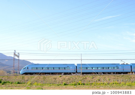 【伊勢原市/秦野市】新駅予定地を走り抜けるロマンスカー 100943883