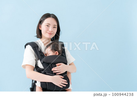 赤ちゃん 抱っこ紐 あやす 寝る 赤ちゃん 抱っこ紐 あやす 寝る 100944238