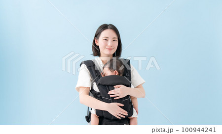 赤ちゃん 抱っこ紐 あやす 寝る 赤ちゃん 抱っこ紐 あやす 寝る 100944241