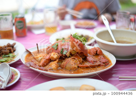 レストランで食べるシーフード料理 レストランで食べるシーフード料理 100944436
